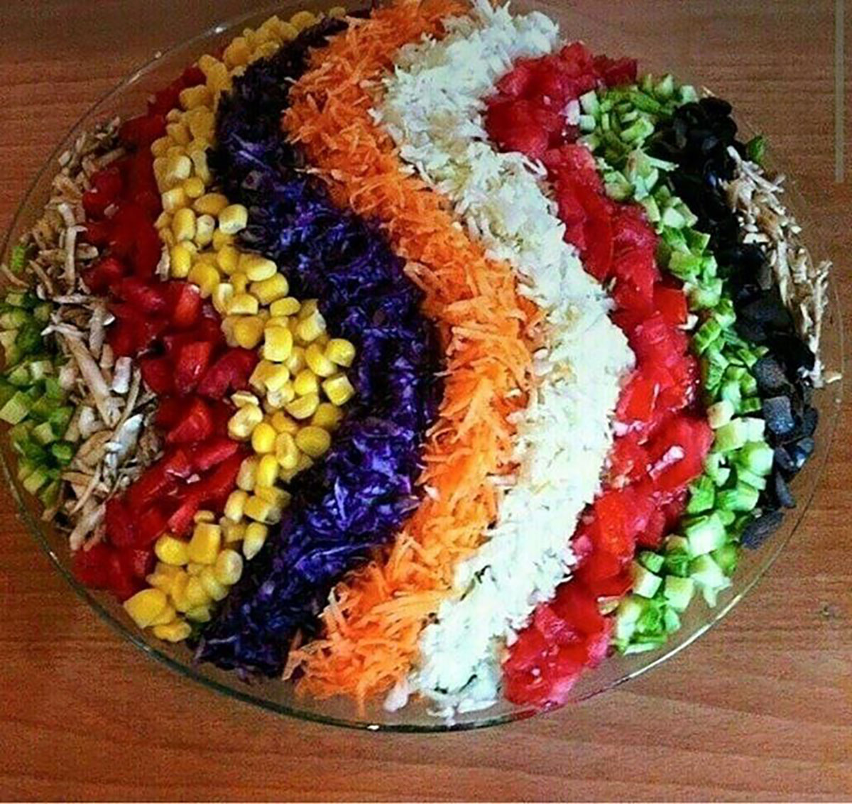 تزیین سالاد کاهو در ظرف گرد ساده