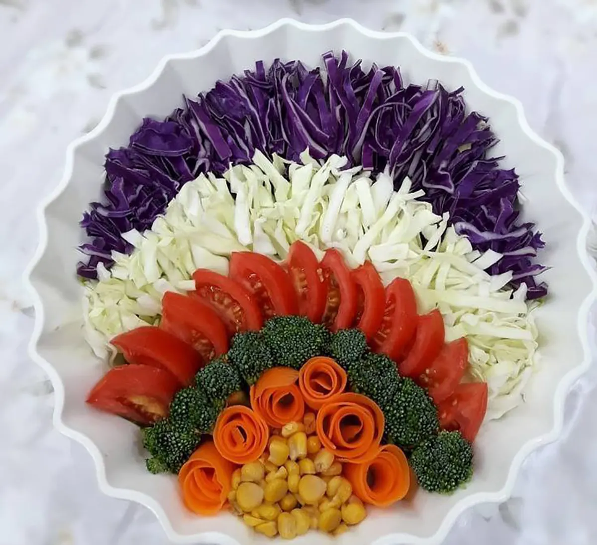 تزیین سالاد کاهو در 