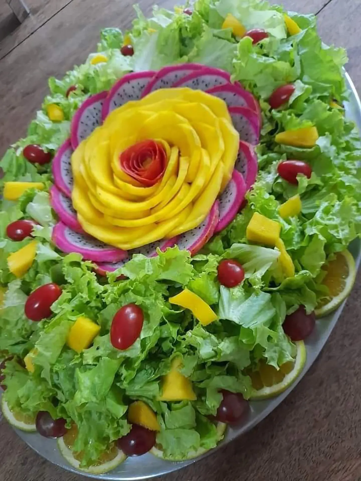 تزیین سالاد کاهو در ظرف گرد با خیار و گوجه
