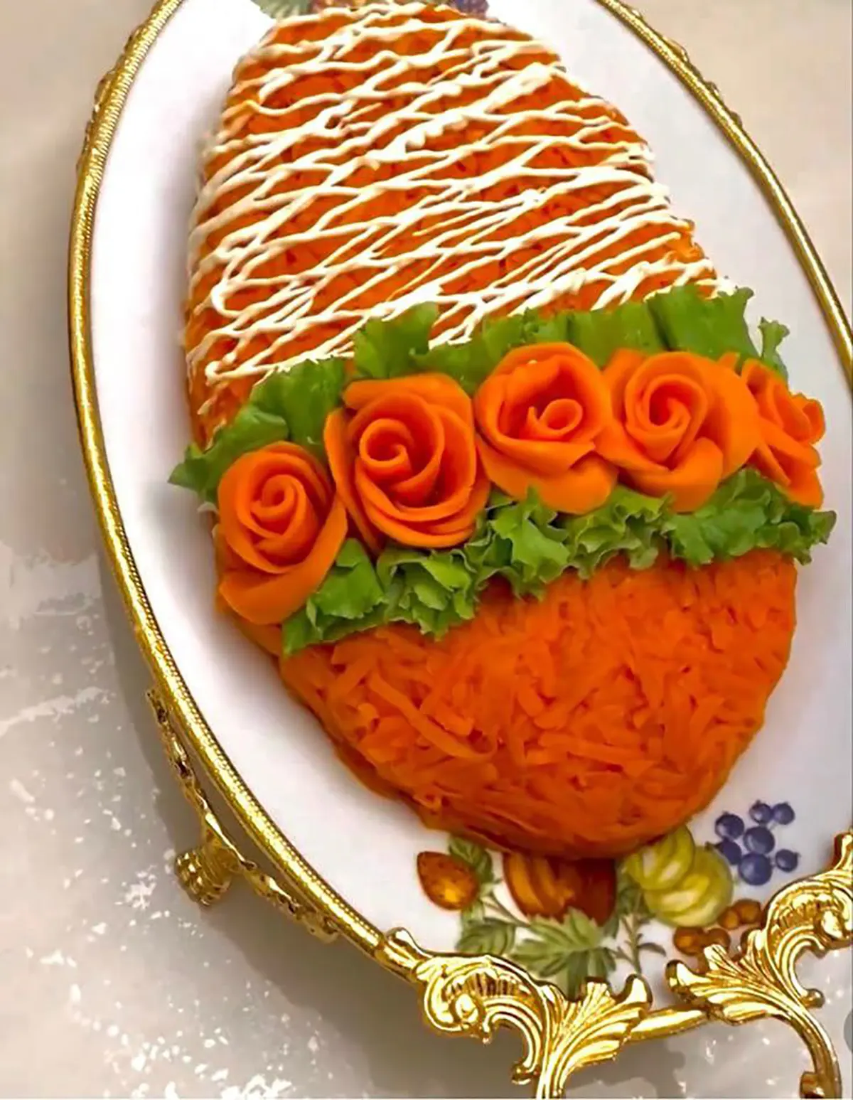 تزیین سالاد کاهو ساده در ظرف گرد
