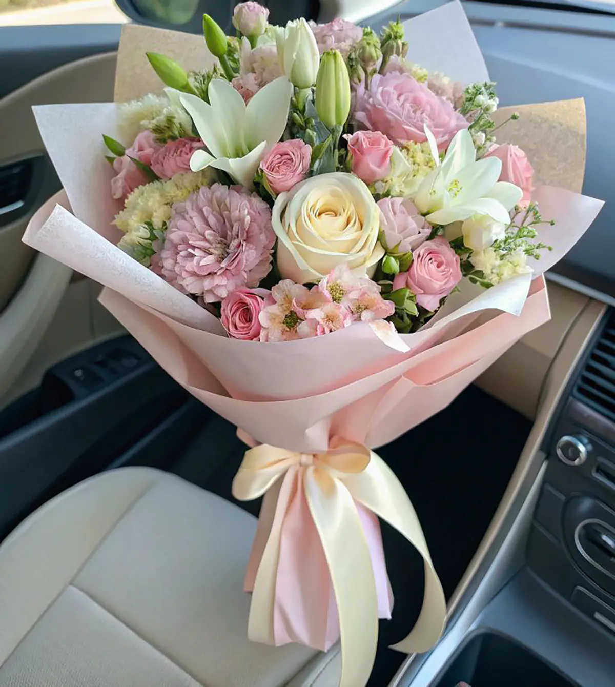 تزیین دسته گل ساده و شیک
