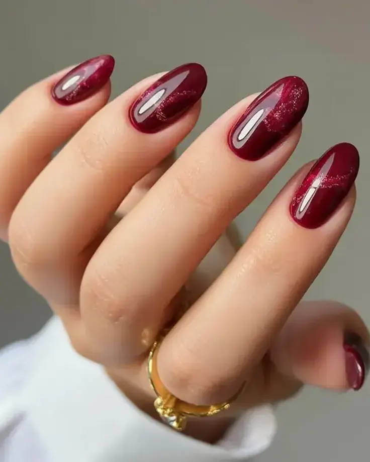 ناخن آینه‌ای زرشکی براق با انعکاس نور شبیه آینه