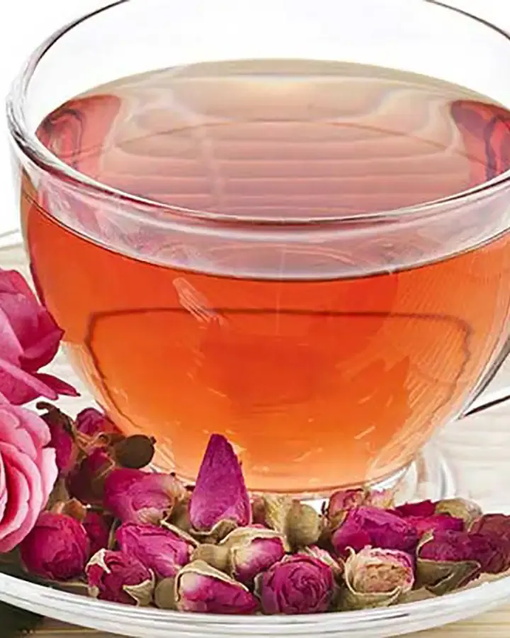 دمنوش گرم پاییزی گل محمدی با غنچه‌های خشک