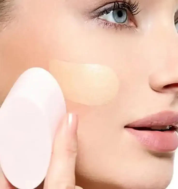 پخش کرم پودر با اسفنج آرایشی روی پوست صورت