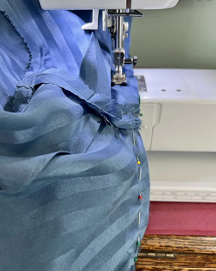 چرخ خیاطی و پارچه برای دوخت مانتو جلوبسته