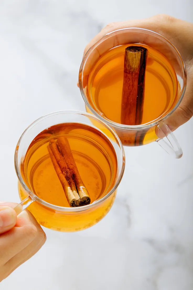 سلام با دو لیوان چای دارچین در مهمانی