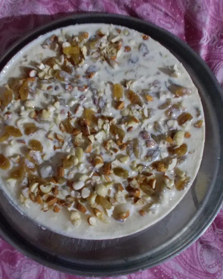 بستنی سنتی خانگی تزیین شده با آجیل و کشمش