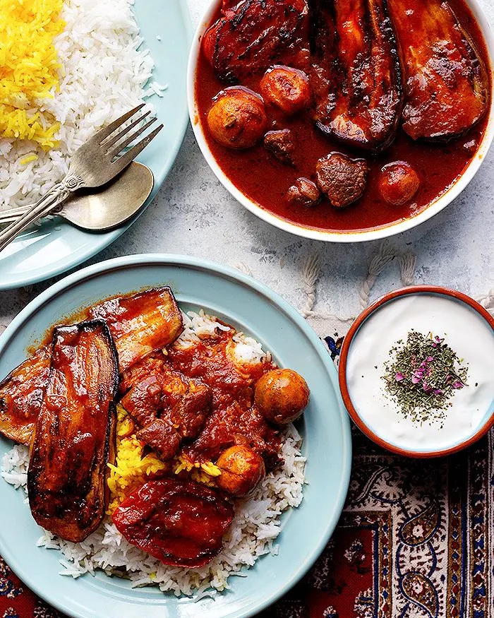 ظروف خورشت بادمجان و ماست‌وخیار برای پذیرایی