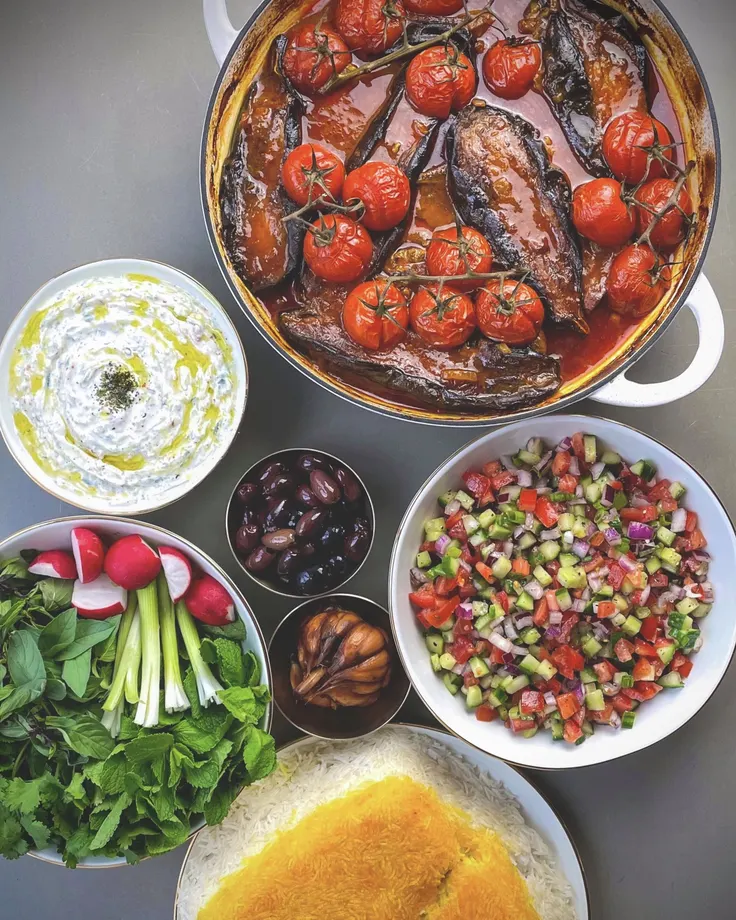قابلمه خورش بادمجان با گوجه گیلاسی کنار سبزی خوردن