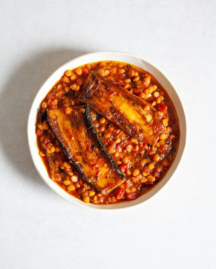 بادمجان کبابی روی خورش نخود و رب گوجه
