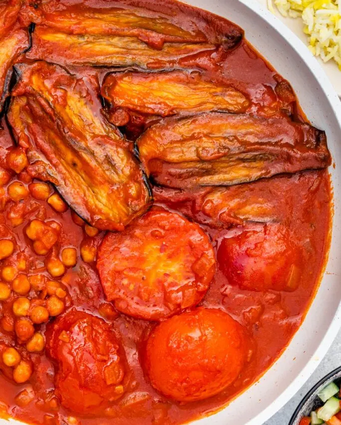 نزدیک‌نمای بادمجان سرخ‌شده و گوجه در سس خورش