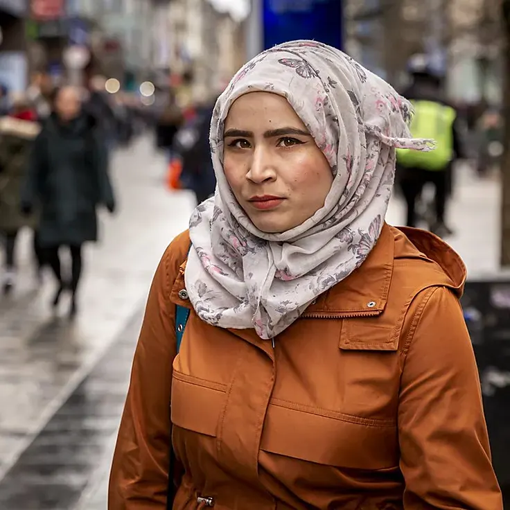 مدل بستن روسری چاپی با پالتو نارنجی