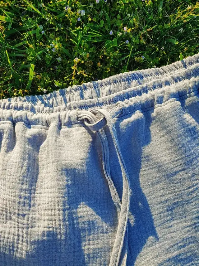 نمای نزدیک بافت گاز پارچه لباس راحتی خاکستری