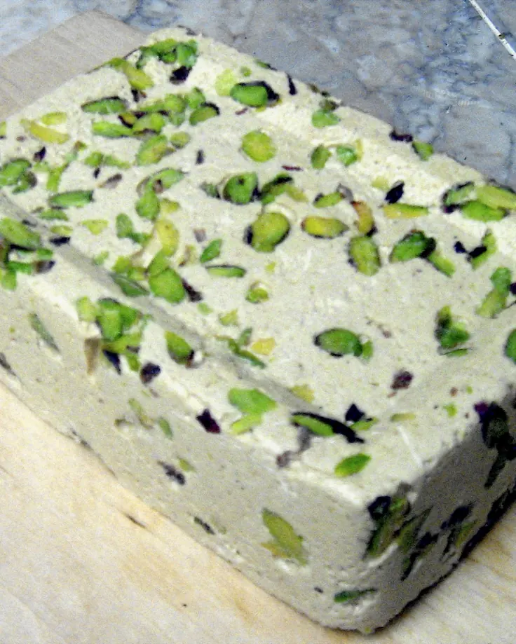 حلوا ارده پستهای روی تخته چوبی