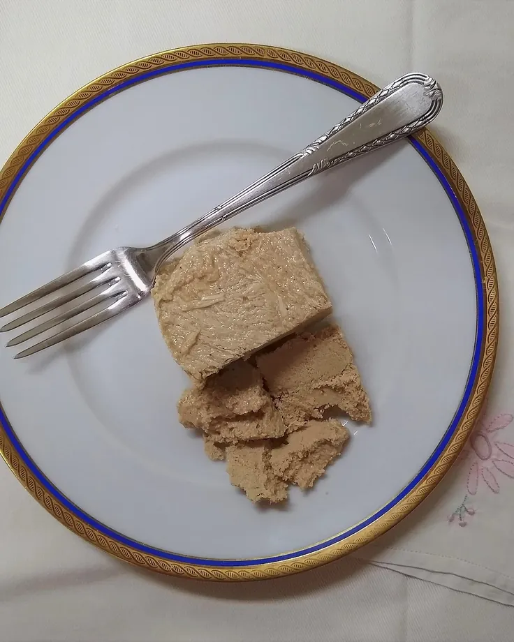 حلوا ارده سرو شده در بشقاب