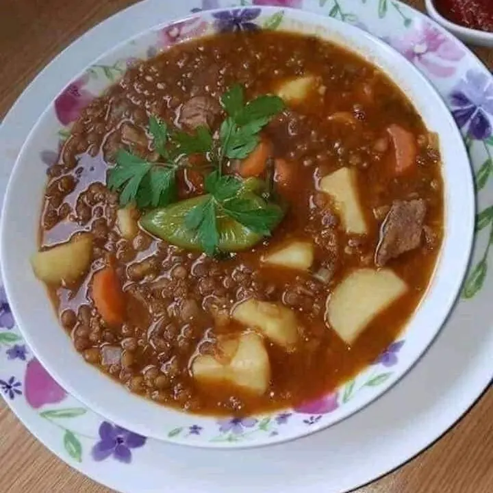 عدسی خانگی غلیظ با سیبزمینی و جعفری تازه