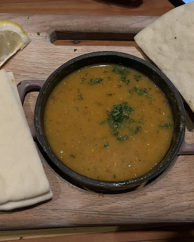 سرو عدسی خانگی با نان تازه و لیمو