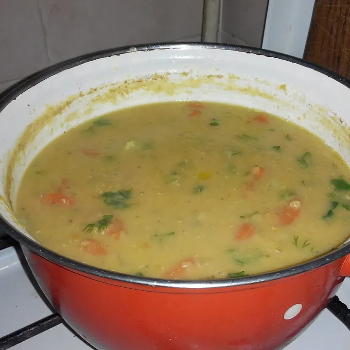 پخت عدسی در قابلمه سرخرنگ روی اجاق گاز