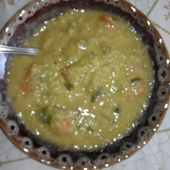 عدسی غلیظ از نمای بالا با ادویه و سبزی