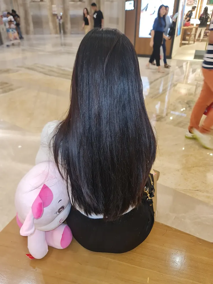 موی صاف بلند دخترانه در فضای عمومی