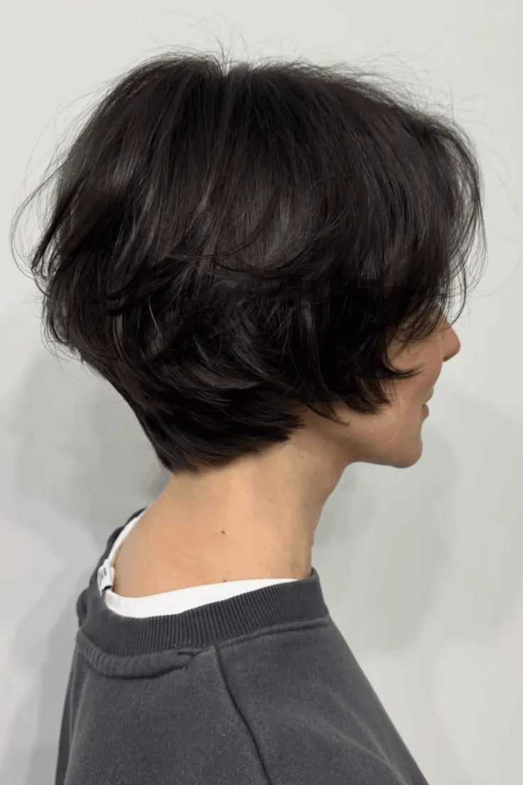 کوتاهی لایه‌ای تیره از پشت با سویشرت خاکستری