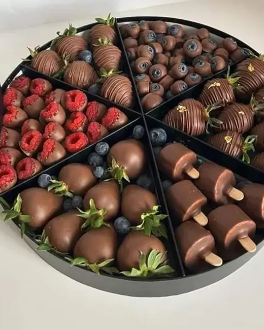 سینی دسر شکلاتی و میوهای برای مهمونی