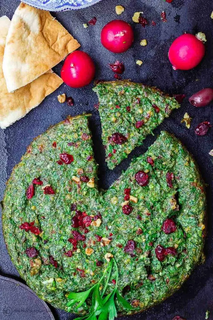 کوکوی سبزی گرد با تربچه و زرشک برای سفره
