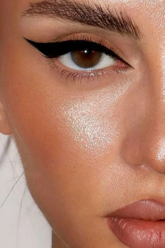 خط چشم مایع ضخیم برای آرایش شب