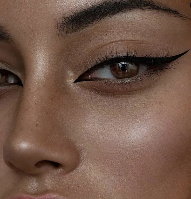 نزدیک‌نمای خط چشم مایع نازک کنار مژه‌ها