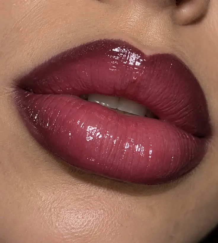 جلوه رژ گلاس روی خط لب باریک