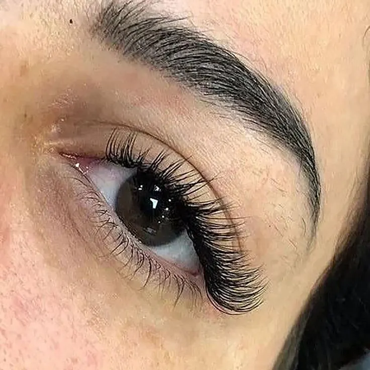 مژه‌های پرپشت و حجم‌دار پس از استفاده از ریمل مژه حجم‌دهنده