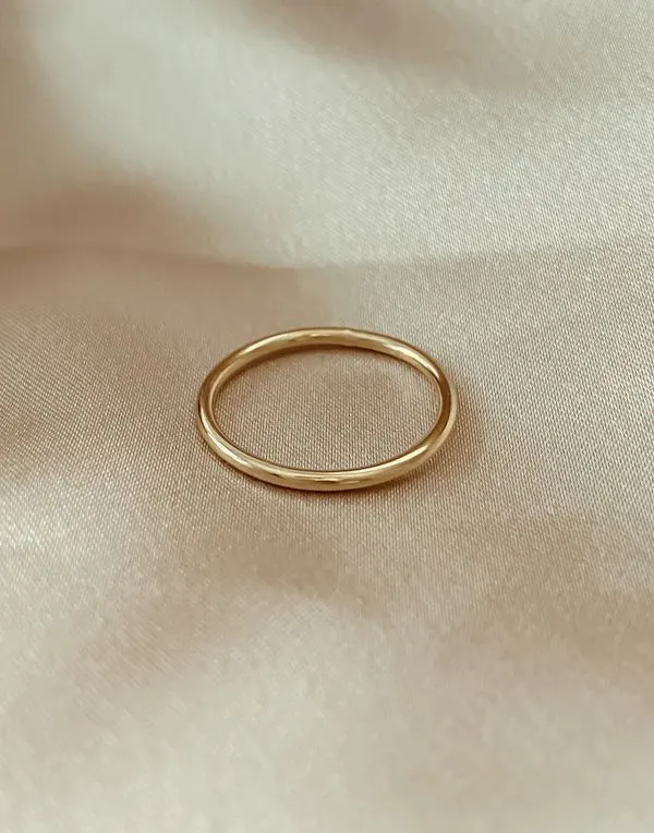 رکاب نازک طلایی روی پارچه‌ی کرم‌رنگ