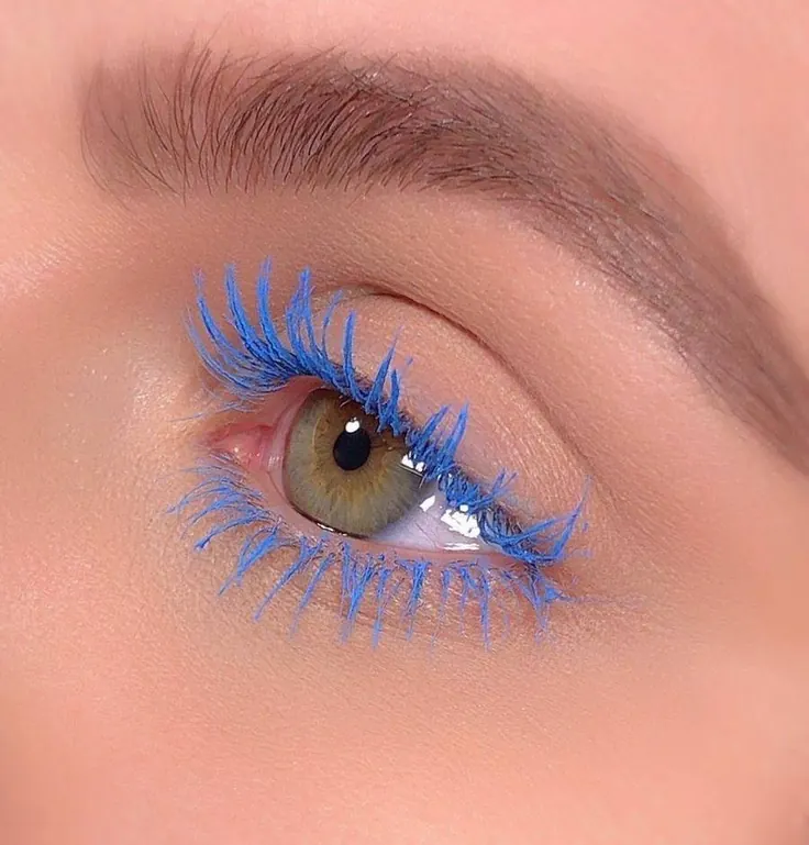 ریمل مژه آبی روی مژه‌ها در کنار آرایش ملایم چشم