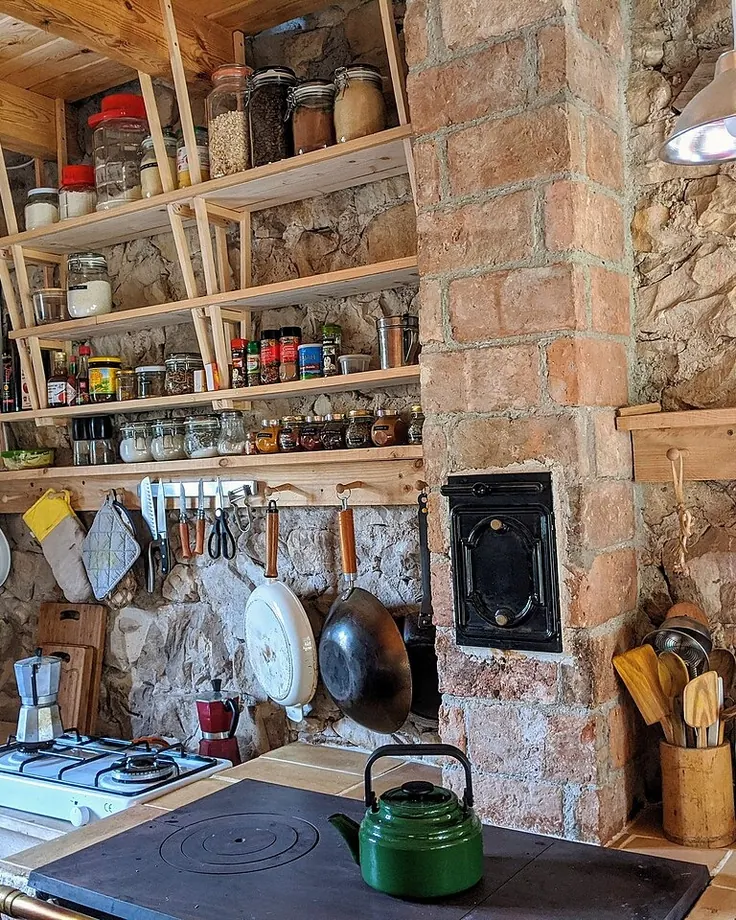 شلف آشپزخانه چوبی روستایی با شیشههای ادویه