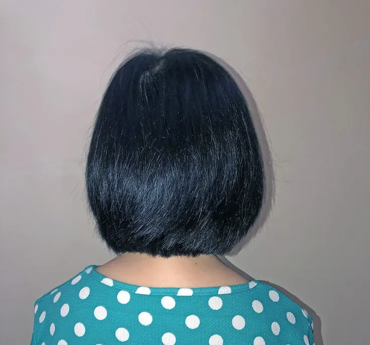 کات لایه‌ای متوسط با پوشاک خالدار از نمای پشت