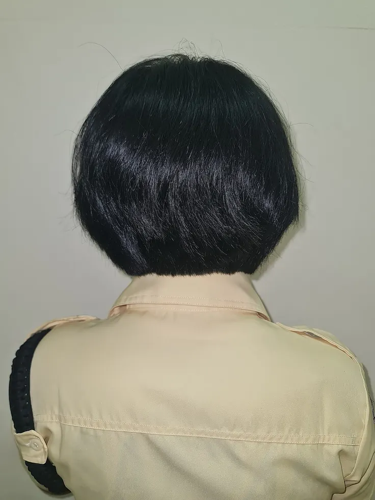 باب چانه‌ای پرپشت با پوشاک کامل از پشت