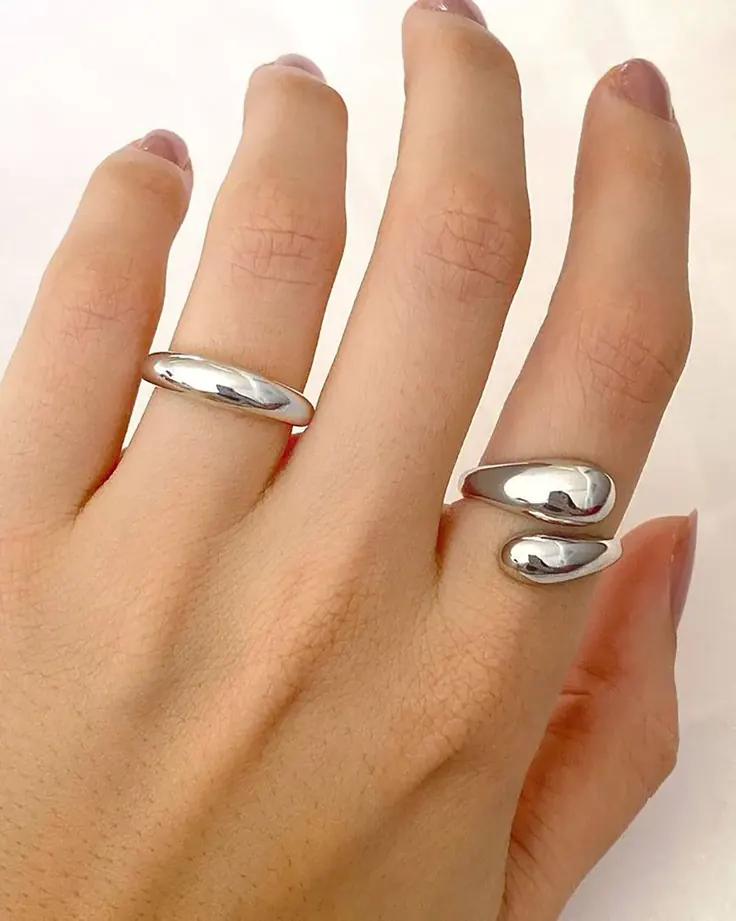 انگشتر نقره گنبدی و قطره‌ای روی دست